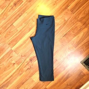 NIKE Cropped Leggings